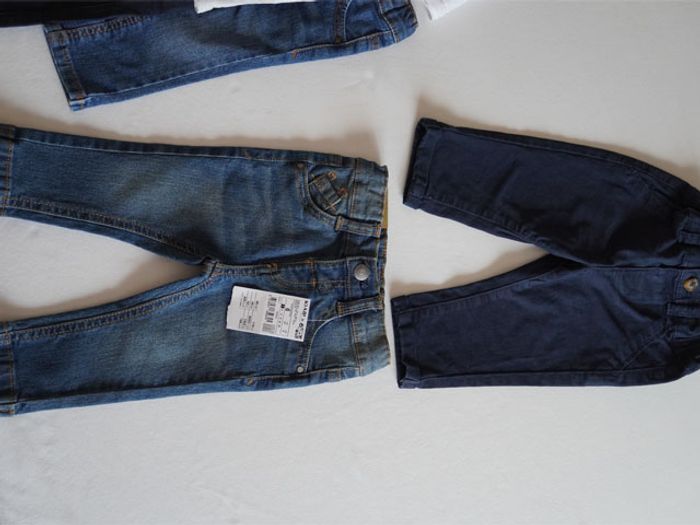 Lot n°4 Vêtements Kiabi 6 mois : 4 pantalons + 1 Jean neuf avec étiquette + 3 hauts - photo numéro 2