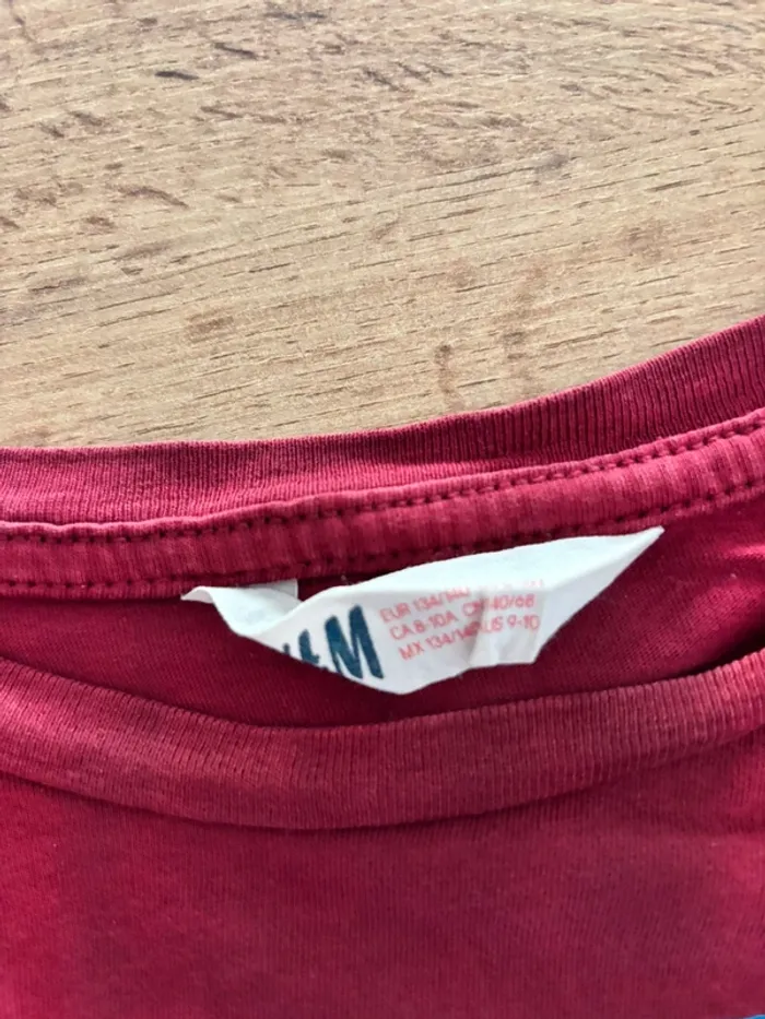 T-shirt bordeaux garçon H&M taille 8 10 ans - photo numéro 2