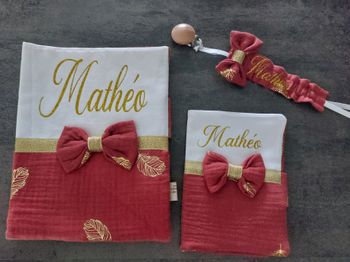 Protection carnet de santé/passeports + accroche tétine