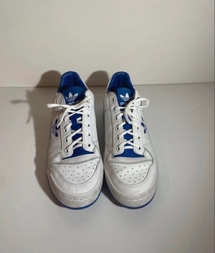 Chaussures Adidas Originals blanches et bleues 👟 - photo numéro 3