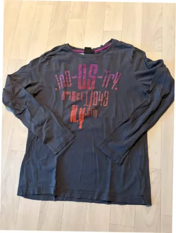 T-shirt gris foncé by kool 12 ans manches longues très bon état