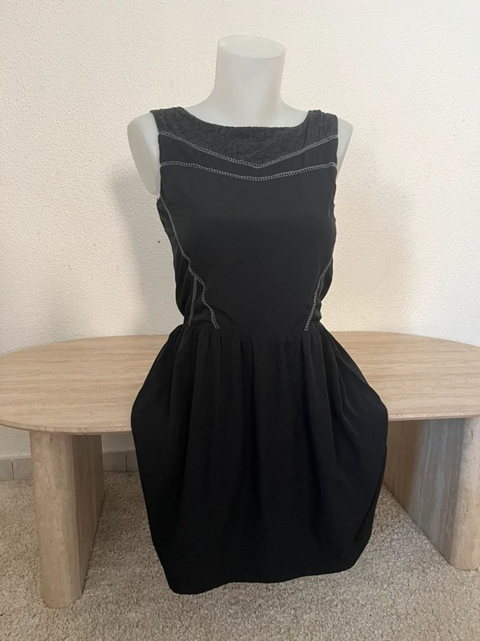 Robe noire col et dos en dentelleđź’« Kaporal taille 36đź’«