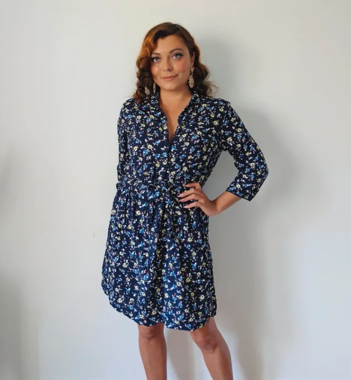 Robe bleu marine fleurie boutonnée casual chic avec poches Promod taille 38