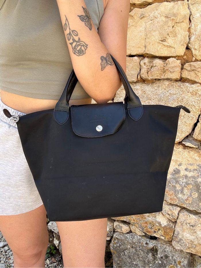 Longchamp Le Pliage M noir – porté main – cuir verni noir – authentique - photo numéro 2