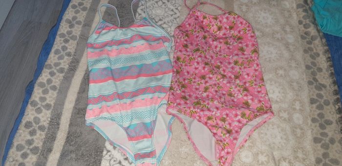 Lot de 4 : 2 maillots de bain anti uv 2 t-shirt 8 ans - photo numéro 2