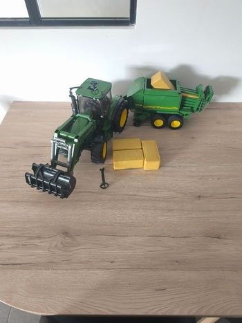 Tracteur et sa remorque presse paille john deere
