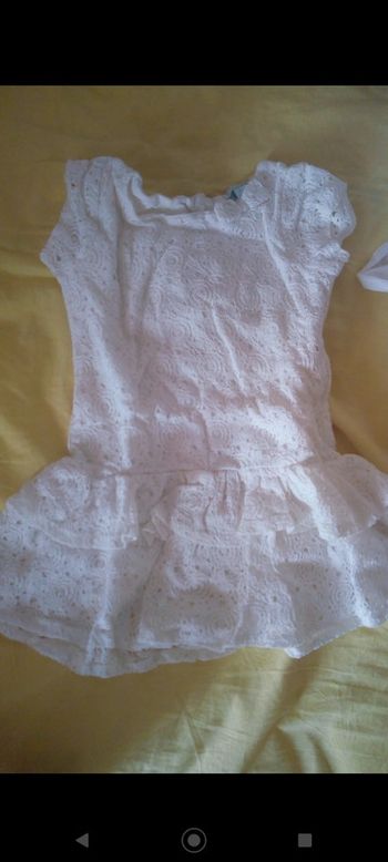 Robe à volants et dentelle blanche