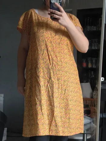 Robe jaune à fleurs