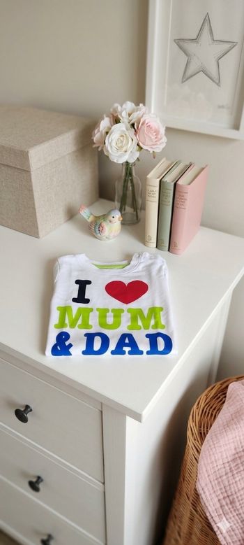 🌟 T-shirt H&M "I ❤️ MUM & DAD" - 4/6 mois 🌟