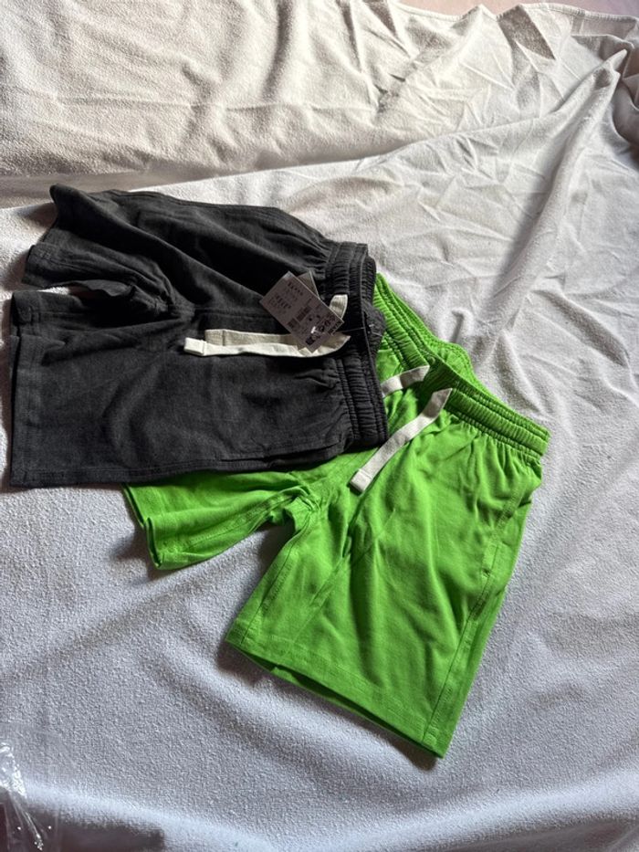 Lit de 2 shorts neufs avec étiquette taille 6 ans