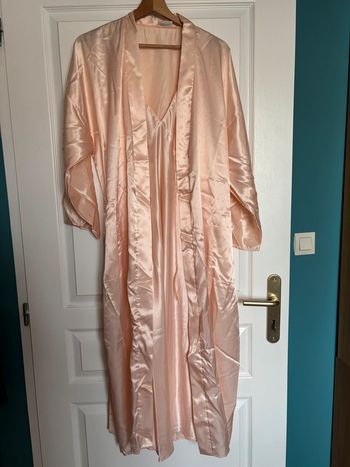 Ensemble robe satinée et son déshabillé kimono