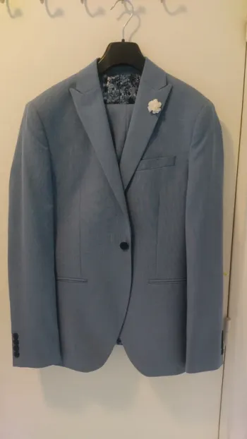 Isaac Dewhirst costume bleu clair taille 48