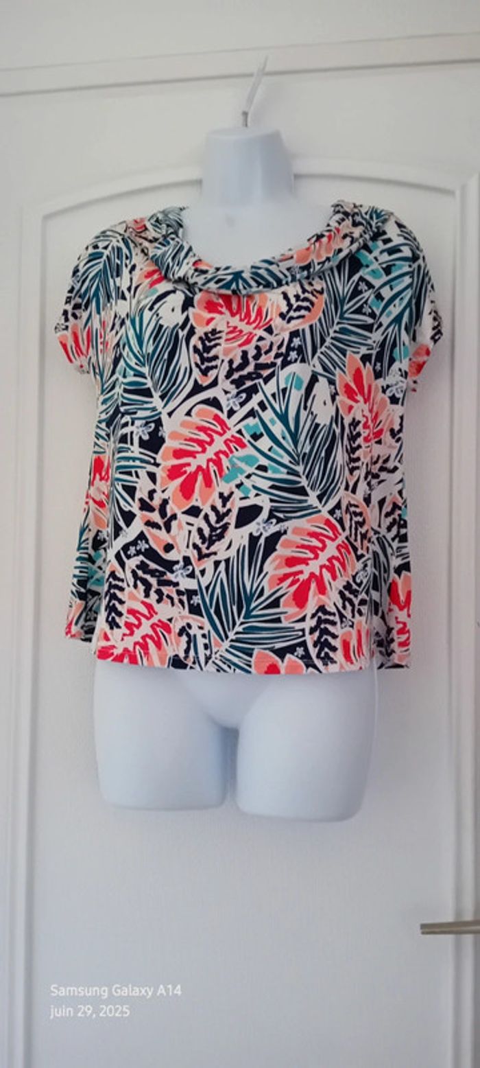 Haut fluide col bénitier imprimé fleurs feuilles tropicales multicolore femme M Riu - photo numéro 4