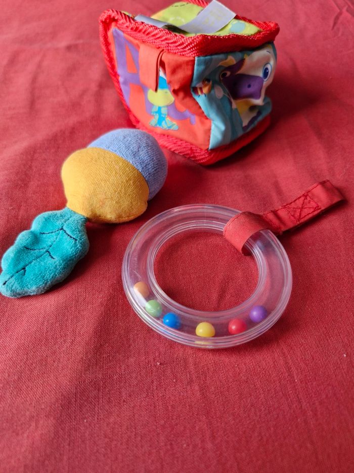 Jouets d'éveil visuel sonore et tactile