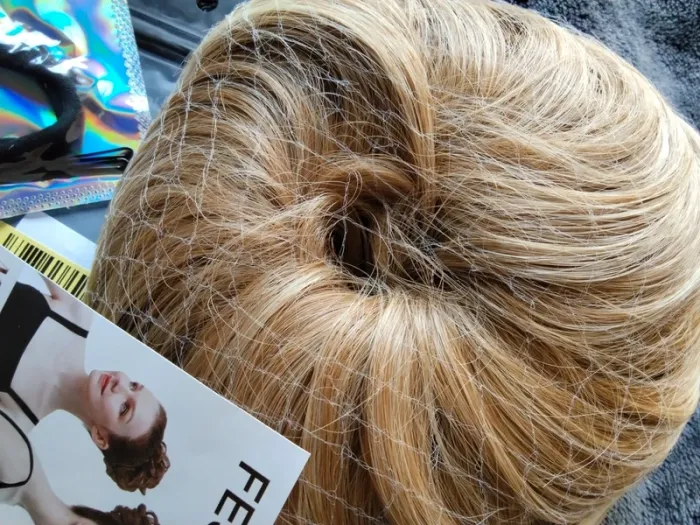 chignon. A rajouter. Feshfen - photo numéro 2