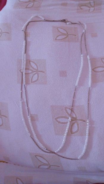 Collier sautoir doré et perles blanches