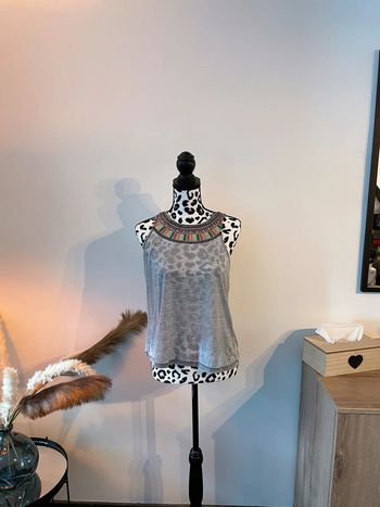 Débardeur détail collier brodé