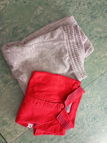 Lot de taille 10 ans avec un bas de jogging et un polo 
