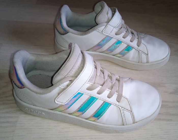 Baskets blanches à bandes argentées Adidas P. 31