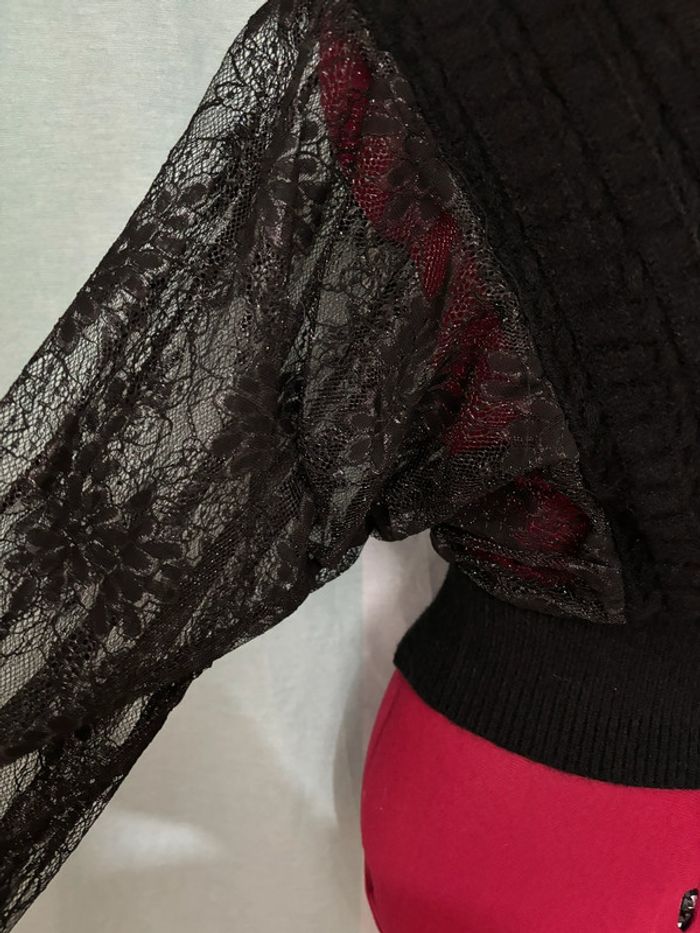 Superbe pull noir avec manches en dentelle décolleté - photo numéro 2
