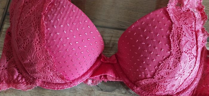 Soutien gorge rouge gorge - photo numéro 2