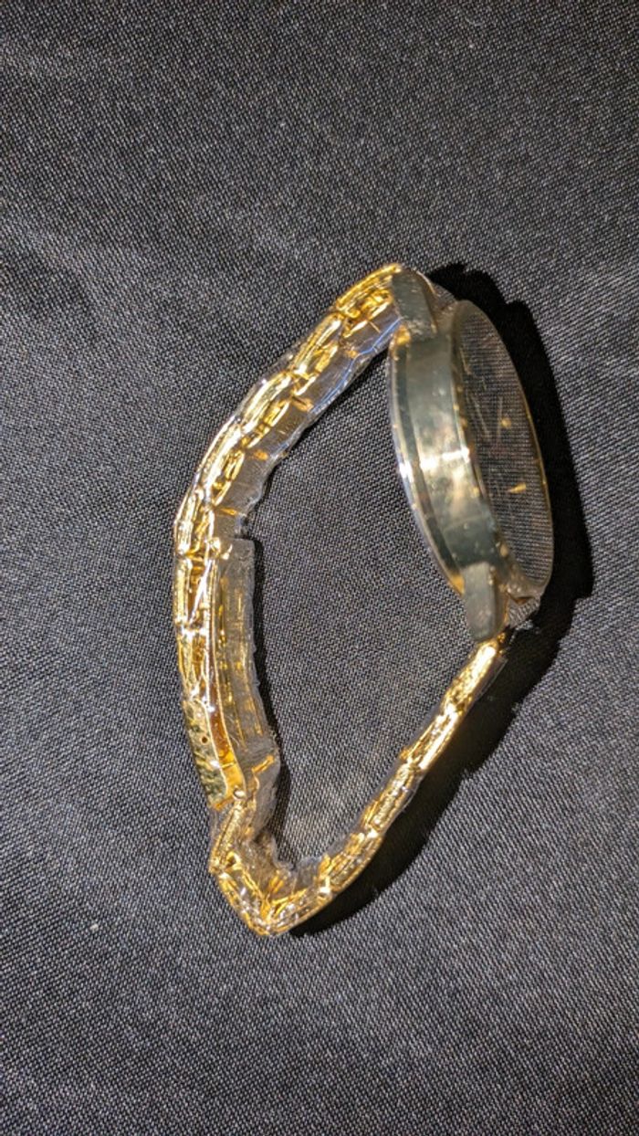 Jolie montre dorée
jamais porté - photo numéro 5