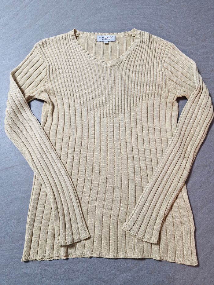 Pull a col V femme taille 2 , balina en très bon état.