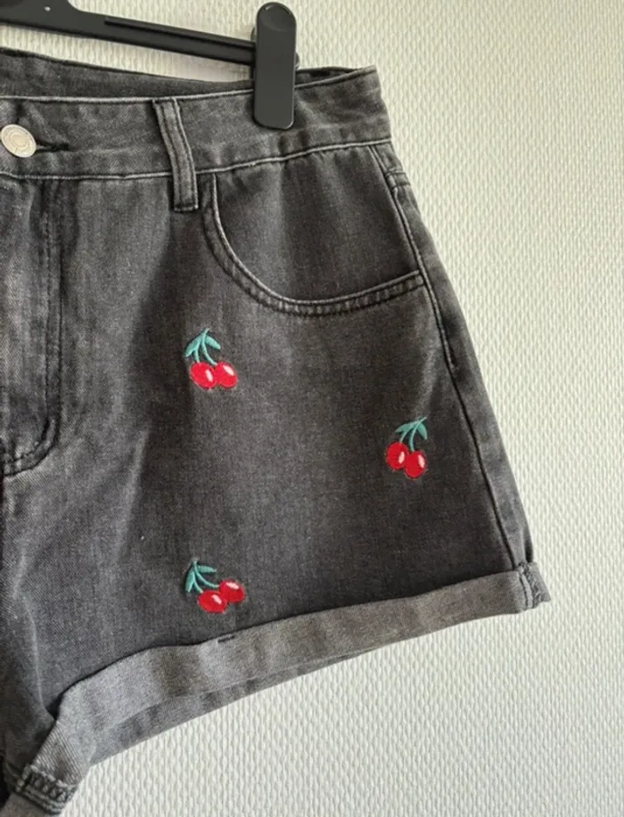 Short en jean - motif cerises 🍒 - photo numéro 3