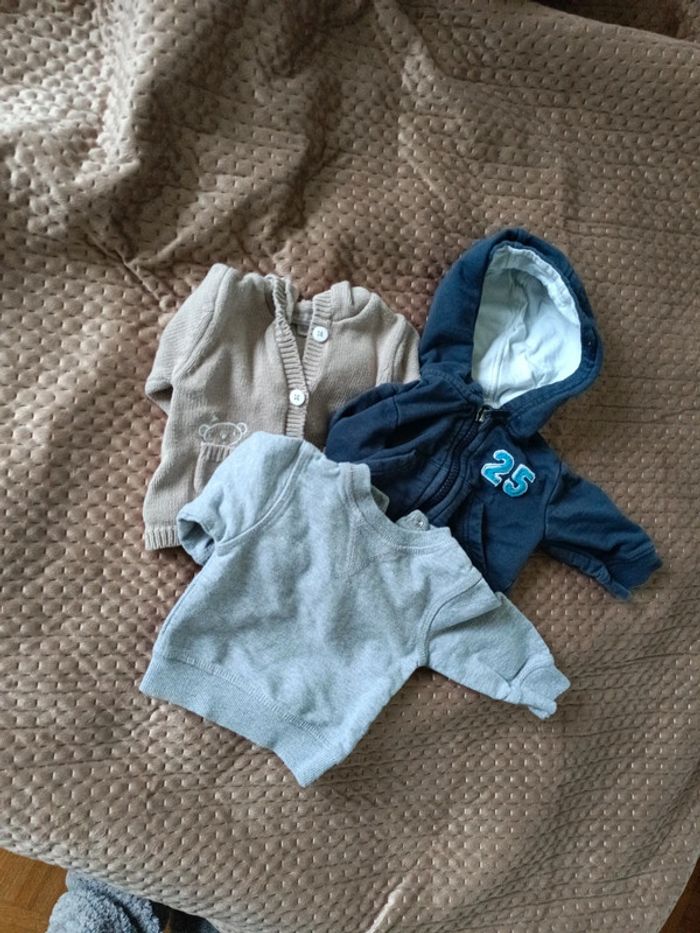 2 gilets + 1 pull
