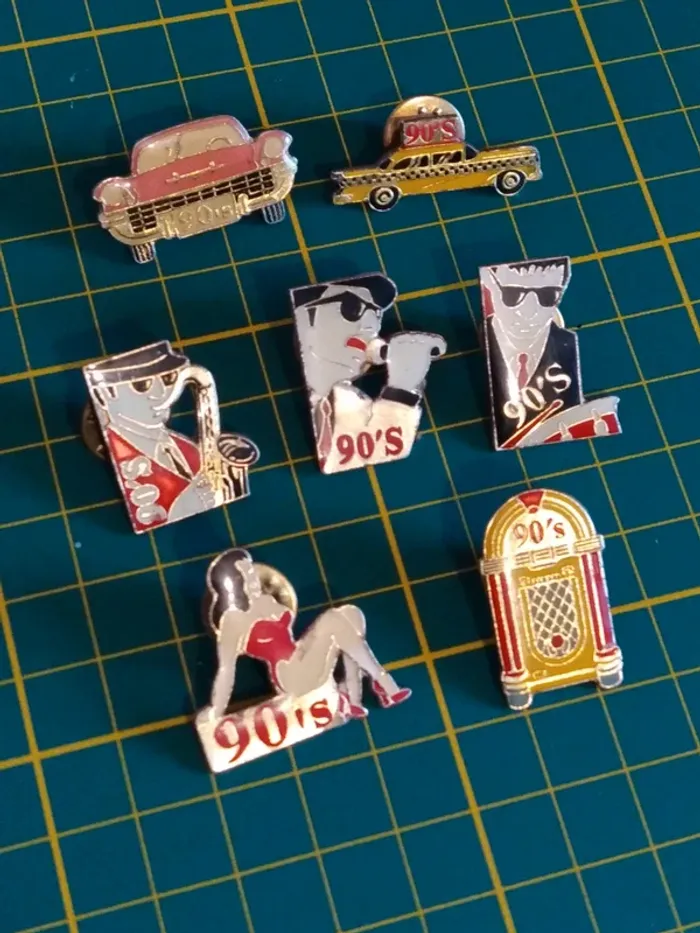 Lot pin's pins pin Winston 90