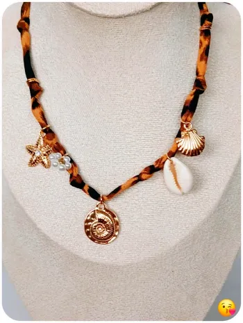 Collier ruban tressé et pendentifs marins dorés – style bohème chic