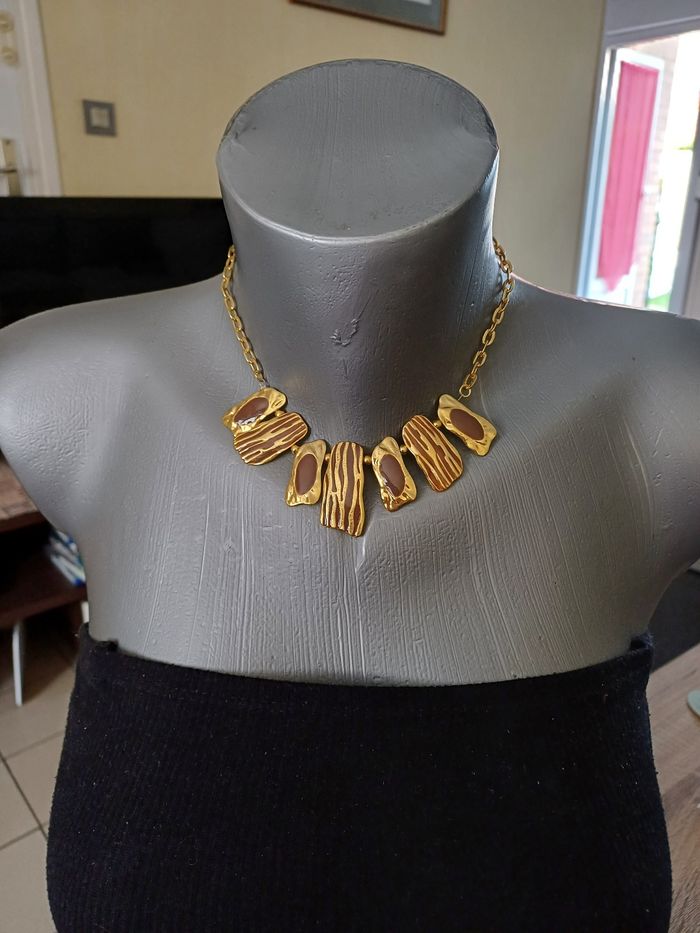 Collier or et marron
