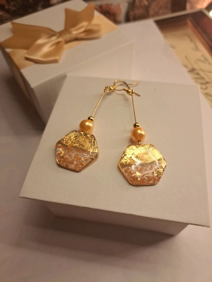 Boucles d'oreilles pendante en résine orange et doré - photo numéro 5