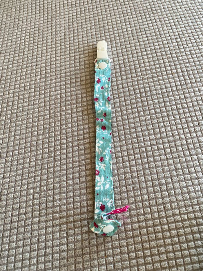 Attache tétine sucette fleurie bébé fille