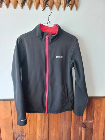 Veste softshell noir et rouge