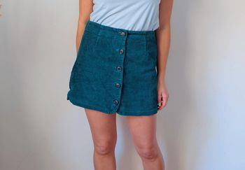 Jupe droite boutonnée en velours côtelé vert foncé de la marque Lili & Lala. 