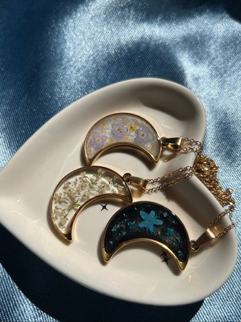 Collier doré avec pendentif - lune