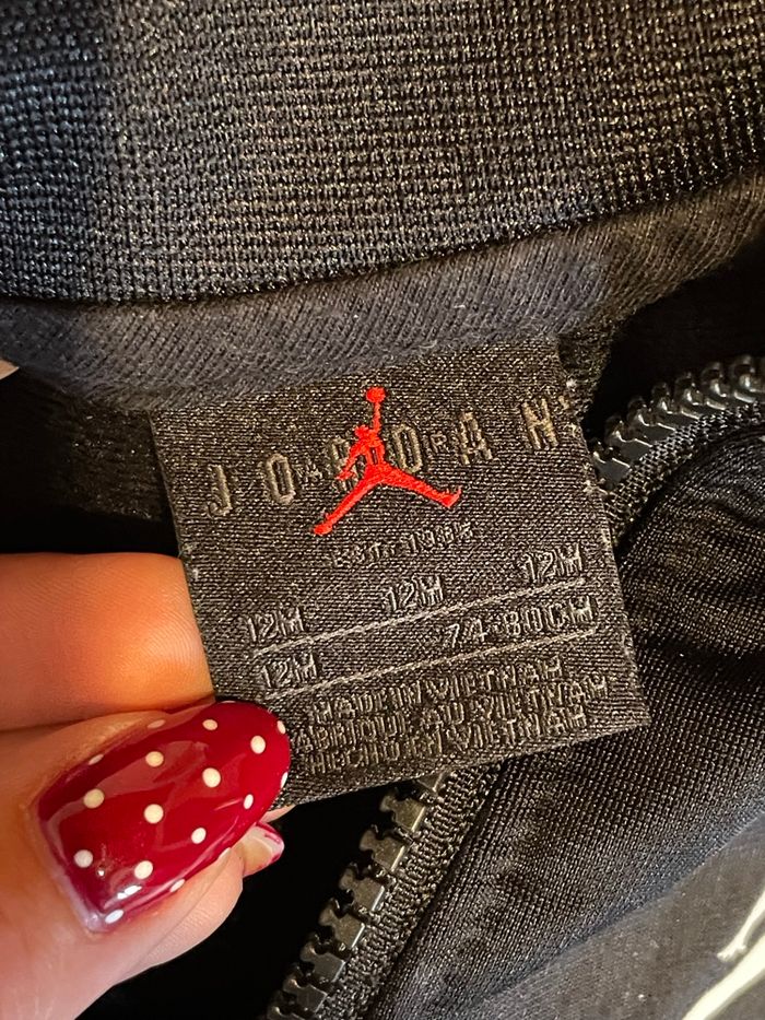 Veste bébé Jordan ❤️🖤 12 mois – Noire & bandes rouges - photo numéro 3
