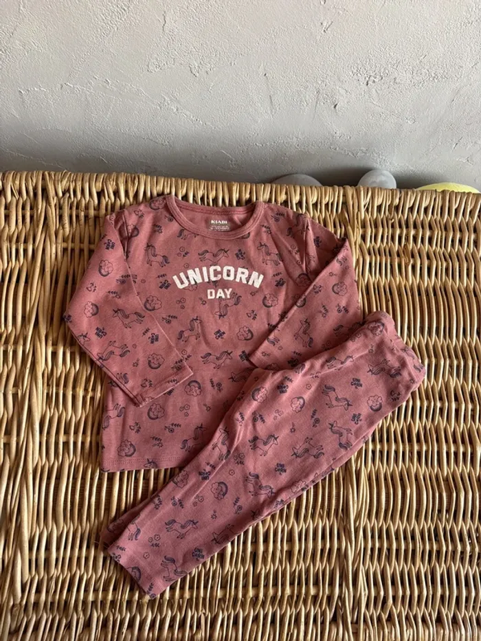 Pyjama fin licorne 24mois en très bon état