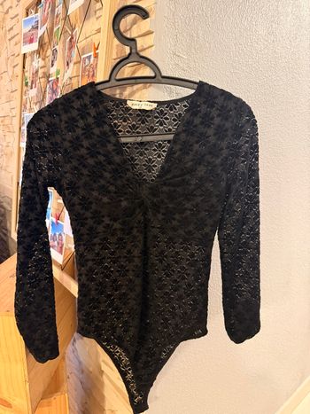 Bodie dentelle noir manche longue