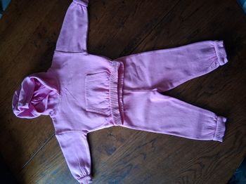 Training rose pour bébé fille avec sweat à capuche de marque Primark