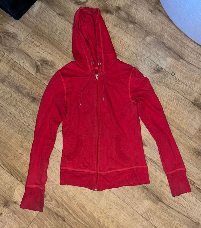 Veste à capuche rouge
