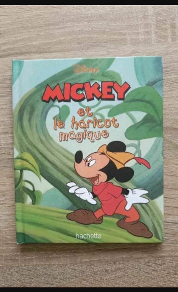 livre Mickey et le haricot magique Disney Hachette Très bon état