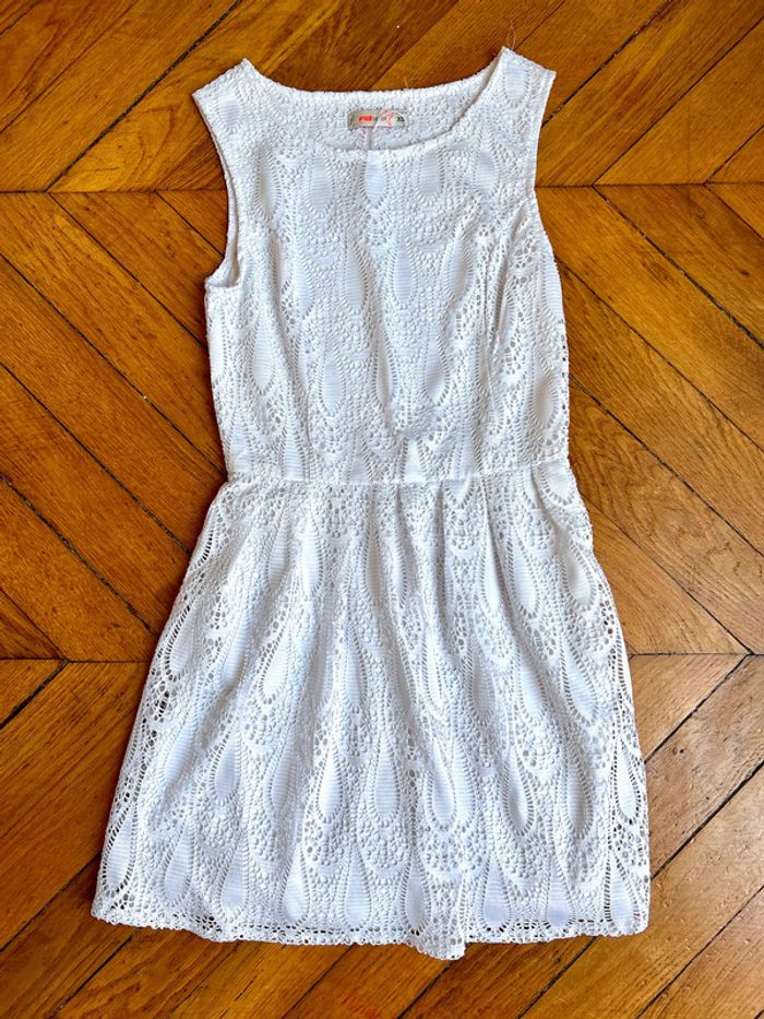 Neuve! Sublime robe blanche éclatant taille 10 ans