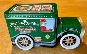 Boîte à gâteaux avec boîte à musique