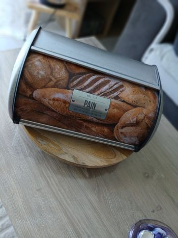 Boîte à pain métallique