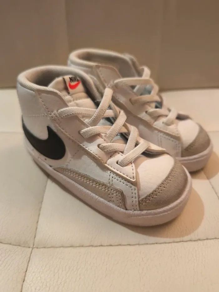 Baskets Nike taille 23,5