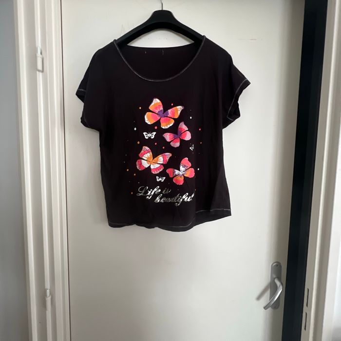 T-shirt noir avec papillon