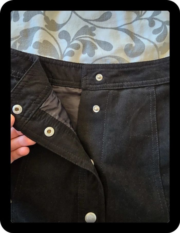 Jupe noire façon suedine - photo numéro 4