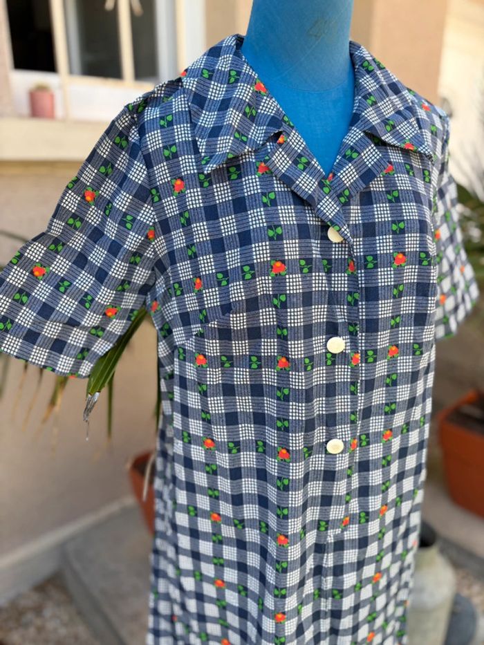 Robe blouse à carreaux motif fleuri - des années 70 - en très bon état - taille 52 - - photo numéro 2